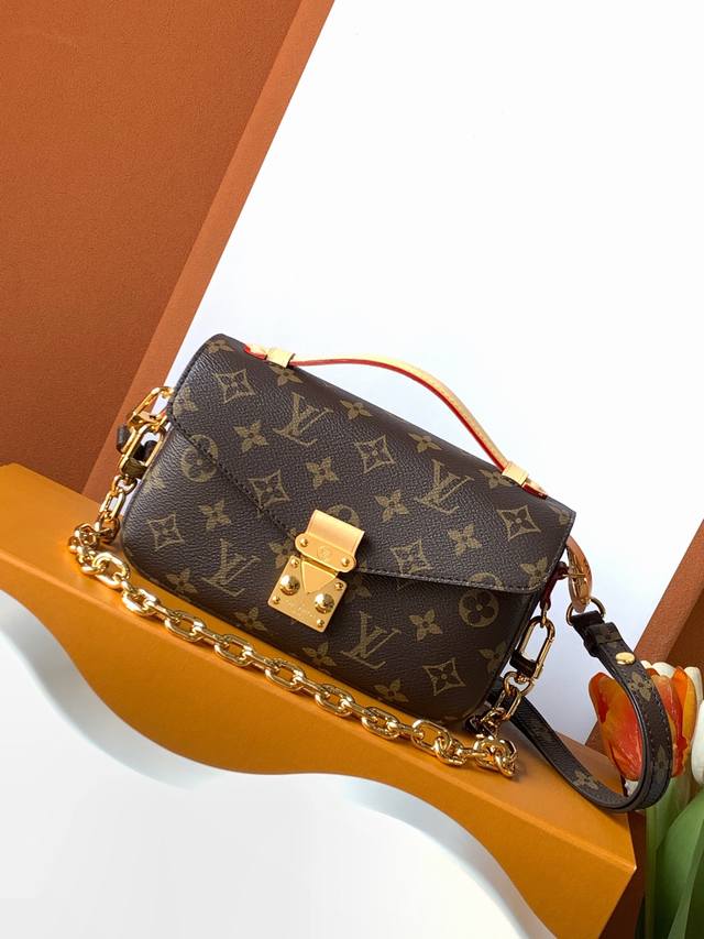 Pochette MéTis East West 手袋 特级加强版 型号： M46279皮料： 是意大利A级皮料五金： 采用进口A级全钢五金包装： 全套原厂Mb