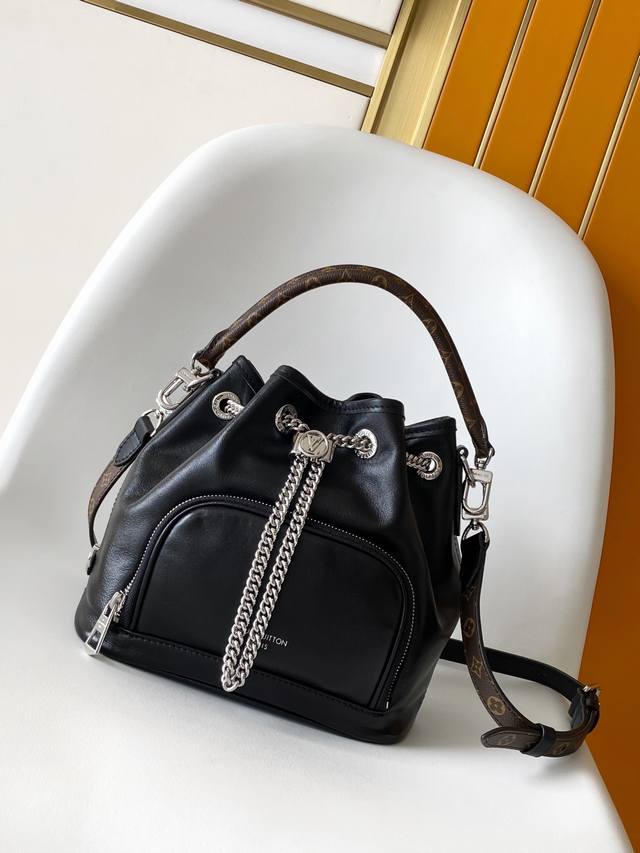 顶级原单 M14377 No Way 手袋出自 Lv Vibe 系列,为羊皮革融入莹泽金属件,以摩登摇滚型格焕新经典 Noé 手袋元素。Lv Circle 滑动 顶级原单 M14377 No Way 手袋出自 Lv Vibe 系列,为羊皮革融入莹泽金属件,以摩登摇滚型格焕新经典 Noé 手袋元素。Lv Circle 滑动