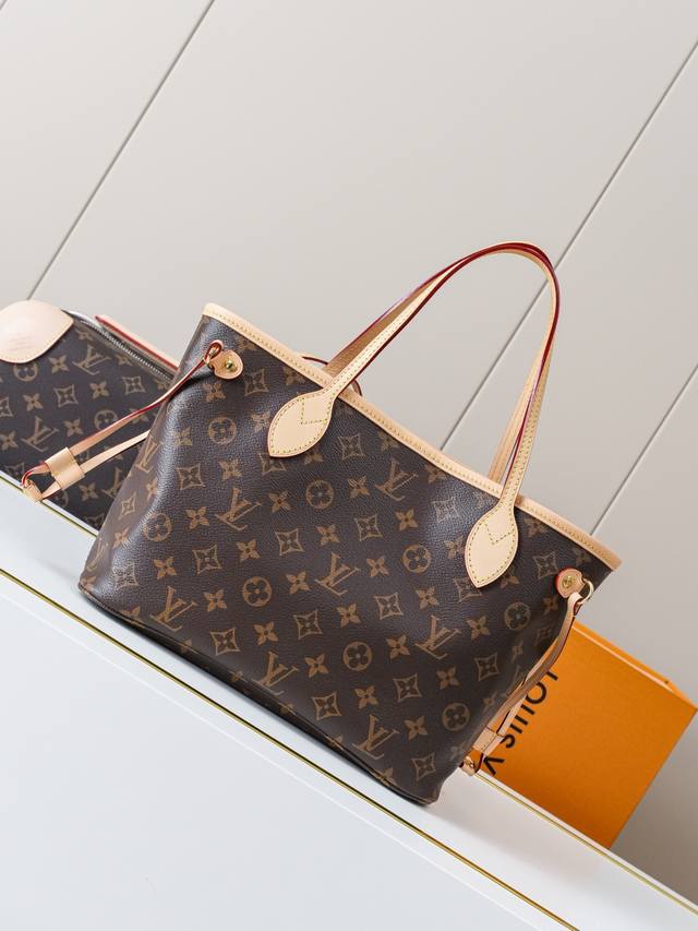 动态163C01芯片 M41000老花粉小号 顶级原单 独家背景实拍 本款 Neverfull 小号托特包为 Monogram 涂层帆布勾勒牛皮革饰边,于宽敞构 动态163C01芯片 M41000老花粉小号 顶级原单 独家背景实拍 本款 Neverfull 小号托特包为 Monogram 涂层帆布勾勒牛皮革饰边,于宽敞构