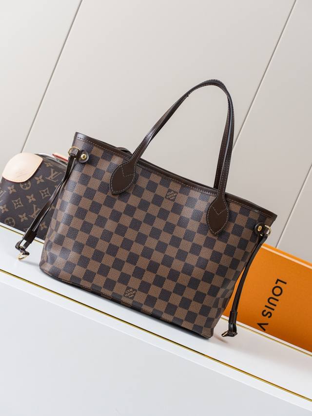 动态163C01芯片 M41000啡格粉小号 顶级原单 独家背景实拍 本款 Neverfull 小号托特包选用Damier Ebene 帆布塑造充裕构型,搭配牛 动态163C01芯片 M41000啡格粉小号 顶级原单 独家背景实拍 本款 Neverfull 小号托特包选用Damier Ebene 帆布塑造充裕构型,搭配牛