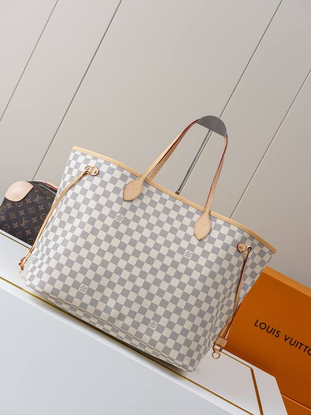 动态163C01芯片 M41360白格杏大号 顶级原单 独家背景实拍 本款 Neverfull 大号托特包为 Damier Azur 帆布勾勒牛皮革饰边，于宽敞