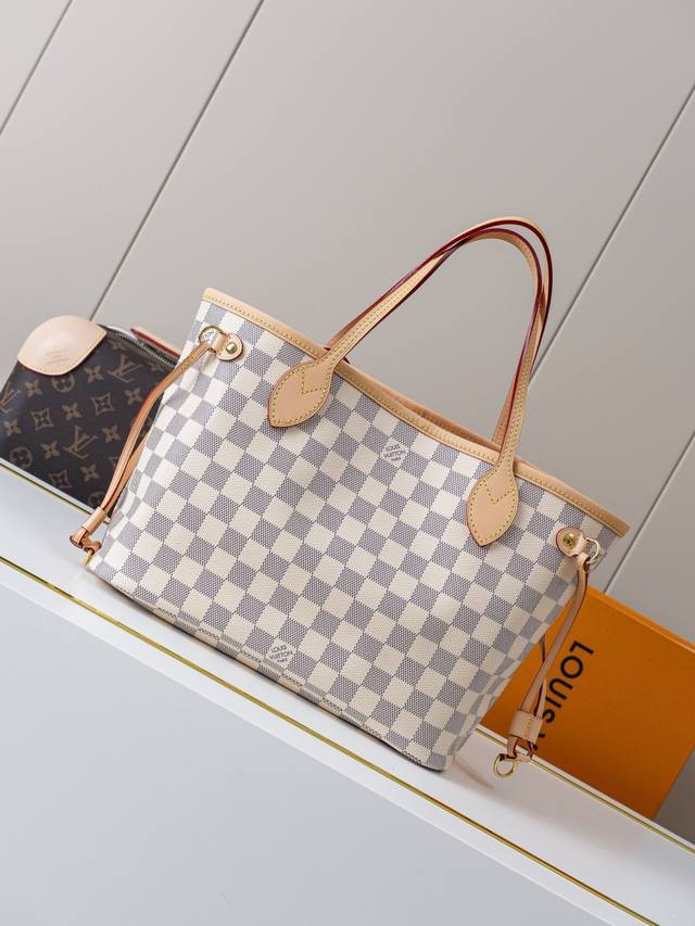 动态163C01芯片 M41000白格粉小号 顶级原单 独家背景实拍 本款 Neverfull 小号托特包选用Damier Azur 帆布塑造充裕构型，搭配牛皮