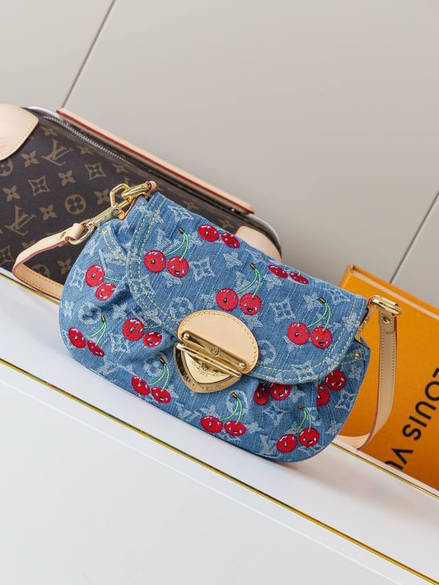 动态163C01芯片 M13680牛仔樱桃 顶级原单 独家背景实拍 本款 Sunset 手袋取材Monogram 丹宁布，以复古笔触塑造圆润构型，再借醒目插扣点