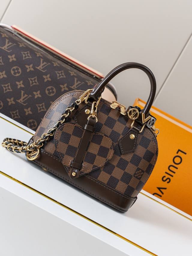 动态163C01芯片 K00015啡格 顶级原单M14339 独家背景实拍 本款Alma Mini Lv&I 系列推出了这款可定制的套件，以独家迷你尺寸的标志性