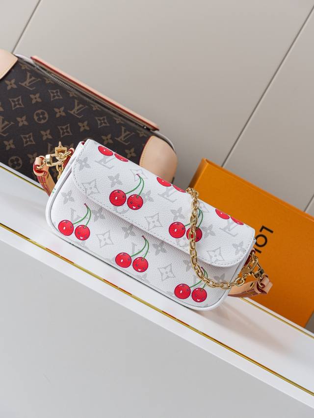 动态163C01芯片 M14239白樱桃 顶级原单 独家背景实拍 本款 Wallet On Chain Ivy 手袋再续 2000 年代的个性叙事，欢快加入路易