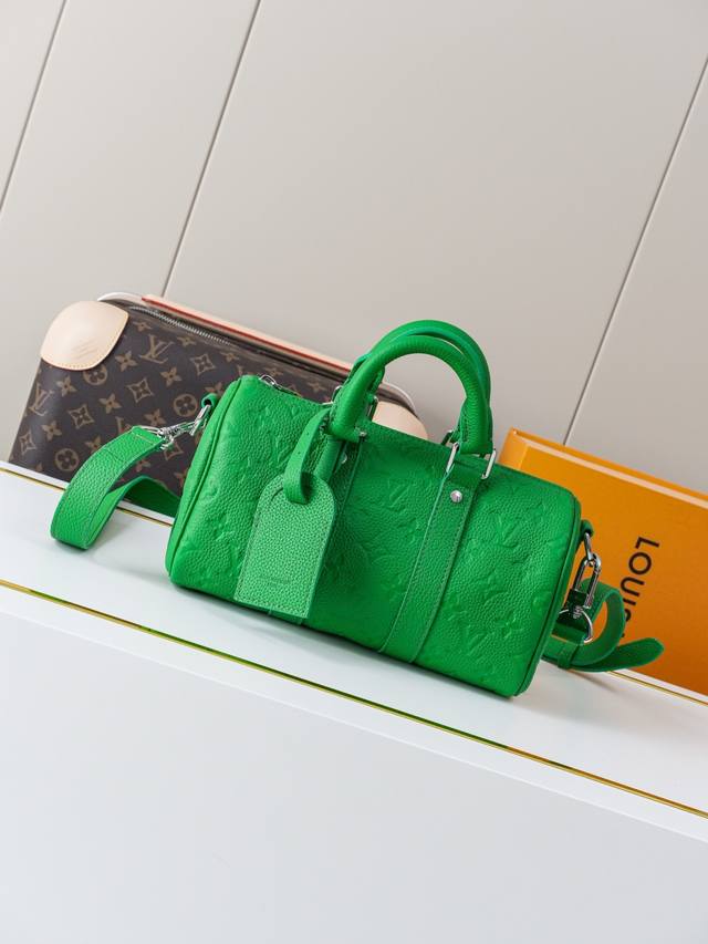 动态163C01芯片 M26055绿 顶级原单 独家背景实拍 Keepall 系列的迷你版本再现新意。Taurillon Monogram 牛皮革塑造经典构型, 动态163C01芯片 M26055绿 顶级原单 独家背景实拍 Keepall 系列的迷你版本再现新意。Taurillon Monogram 牛皮革塑造经典构型,