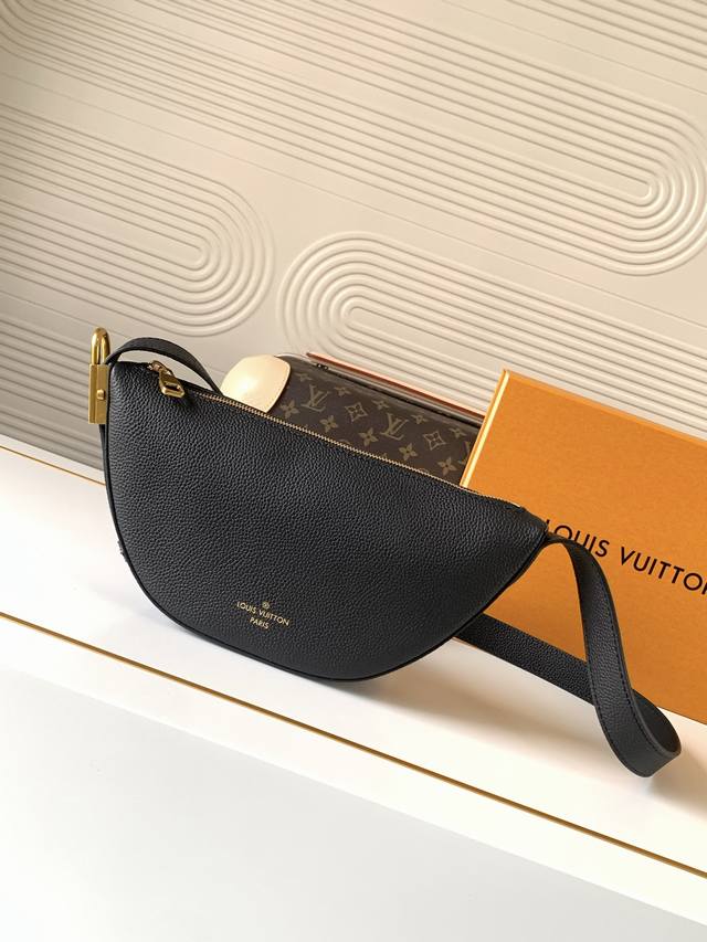 163C01芯片 M11429黑 顶级原单 独家背景实拍 Low Key腰包是一种现代、简约的设计，辅以极其柔软、光滑的小牛皮和精致的细节。 这些包括一个Lv雕