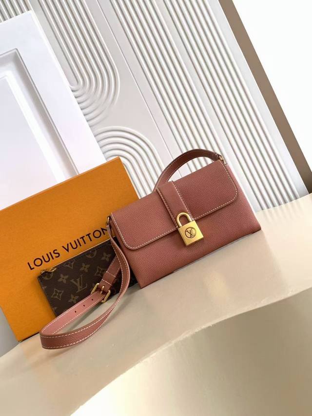 动态163C01芯片 M12147 棕 顶级原单 独家背景实拍 本款 Wallet On Chain 手袋取材柔软牛皮革，为 Low Key 系列增添功能之选。