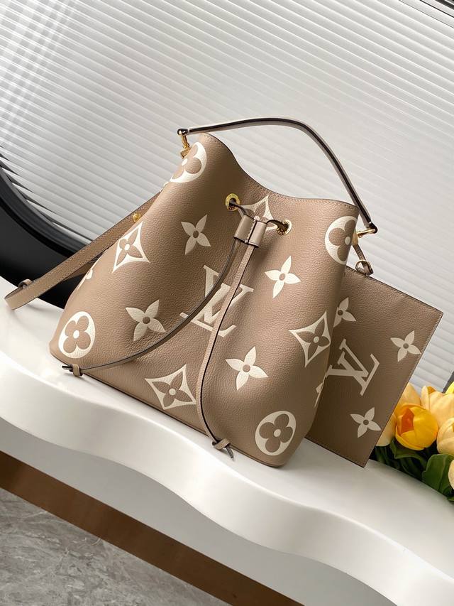 动态变码芯片 顶级原单加强版 M45497 黑色M45555杏色本款 NéOnoé 中号水桶包将 Lv 字母和 Monogram 花卉先印染后压印于皮革，以瞩目