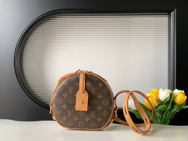 动态变码芯片 顶级原单加强版 女装艺术总监 Nicolas GhesquièRe 以经典帽盒为原型，推出优雅迷人的 Boite Chapeau Souple 手