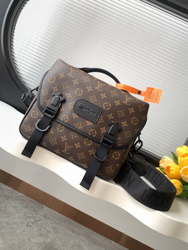动态变码芯片 顶级原单加强版 M46972 本款Lv Trail邮差包向品牌元素果搬灵感，为经典Manogram Macassr帆布融入标识肩带和硬箱风格快拆式