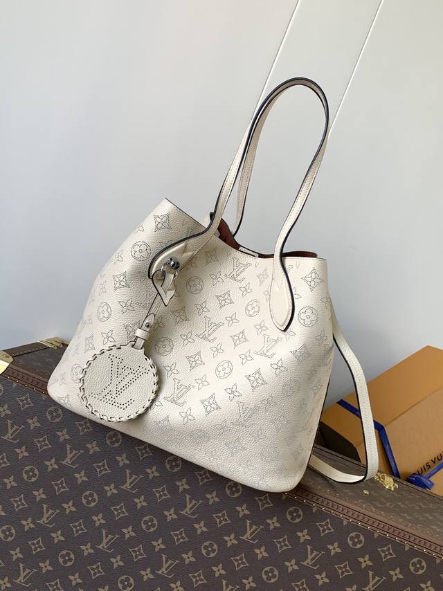 顶级原单,头层牛皮M21850奶白 M21851黑色 M21852灰色Blossom Mm托特包由Mahina小牛皮制成,在皮革上有精致的Monogram图案穿 顶级原单,头层牛皮M21850奶白 M21851黑色 M21852灰色Blossom Mm托特包由Mahina小牛皮制成,在皮革上有精致的Monogram图案穿