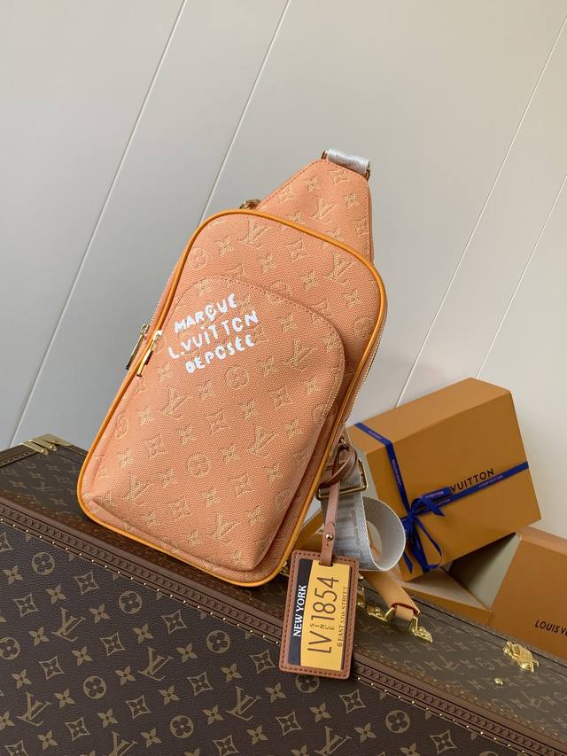 M12869黄色 顶级原单 变码芯片 Avenue 单肩包 Damier Graphite帆布面料的Avenue单肩包是都市生活的完美伴侣：小巧而时髦，展现休闲