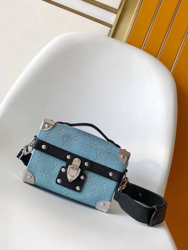 M15035蓝色 男包盒子包 Soul Trunk 手袋 本款Soul Trunk Cc手袋巧妙结合Monogram Heritage帆布、牛皮革饰边和条纹织物