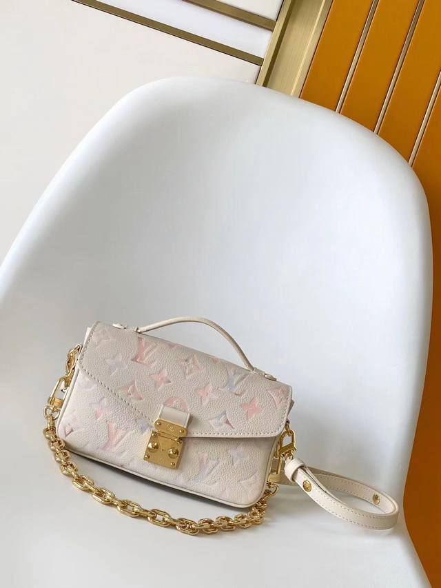 独家实拍 M46595彩色渐变 M25682 本款 Pochette MéTis East West 手袋取材粒面牛皮革，再以数码印花工艺为经典 Monogra