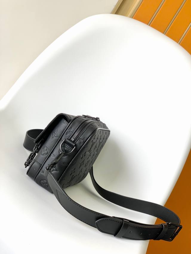 M46795黑花 M23742压花 顶级原单 本款 Steamer 邮差包以贴合身形的玲珑构型汇聚摩登功能与经典元素。加固皮革包角以及链条和饰针元素回溯路易威登 M46795黑花 M23742压花 顶级原单 本款 Steamer 邮差包以贴合身形的玲珑构型汇聚摩登功能与经典元素。加固皮革包角以及链条和饰针元素回溯路易威登