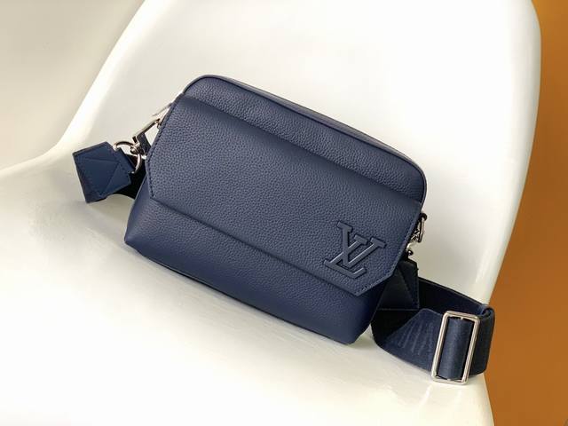 M22482 黑色 M22611蓝色本款 Fastline 邮差包以柔软牛皮革塑造贴身构型，搭配实用前袋，可容纳手机、短款钱夹、记事本和耳机等日常所需。路易威登