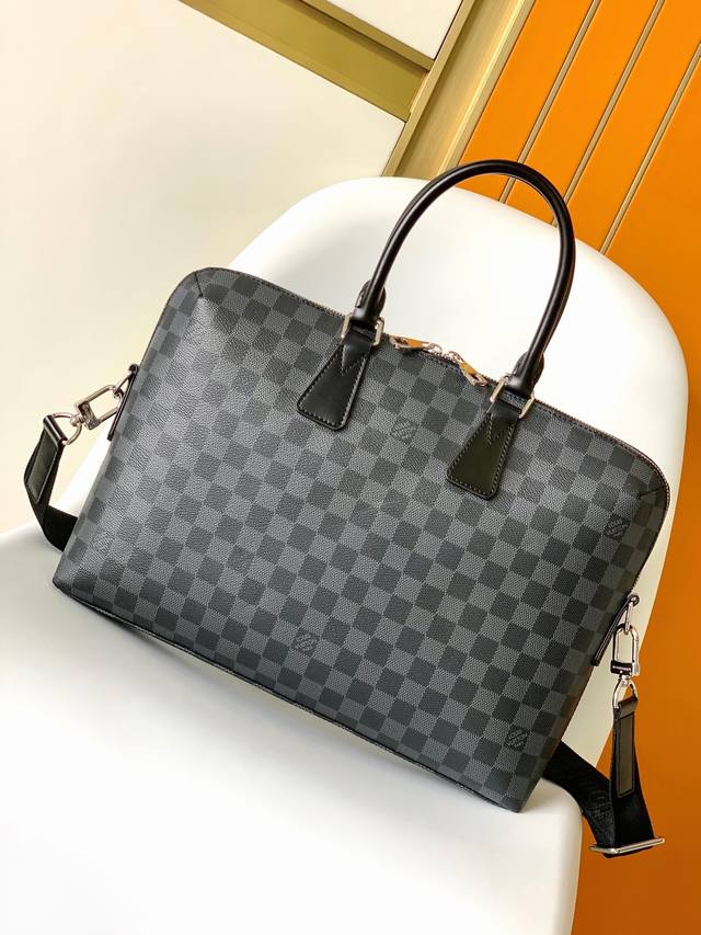 原单N48224 Porte-Documents Jour 公文包采用了辨识度极高的 Damier Cobalt 帆布，对比 Porte-Documents V