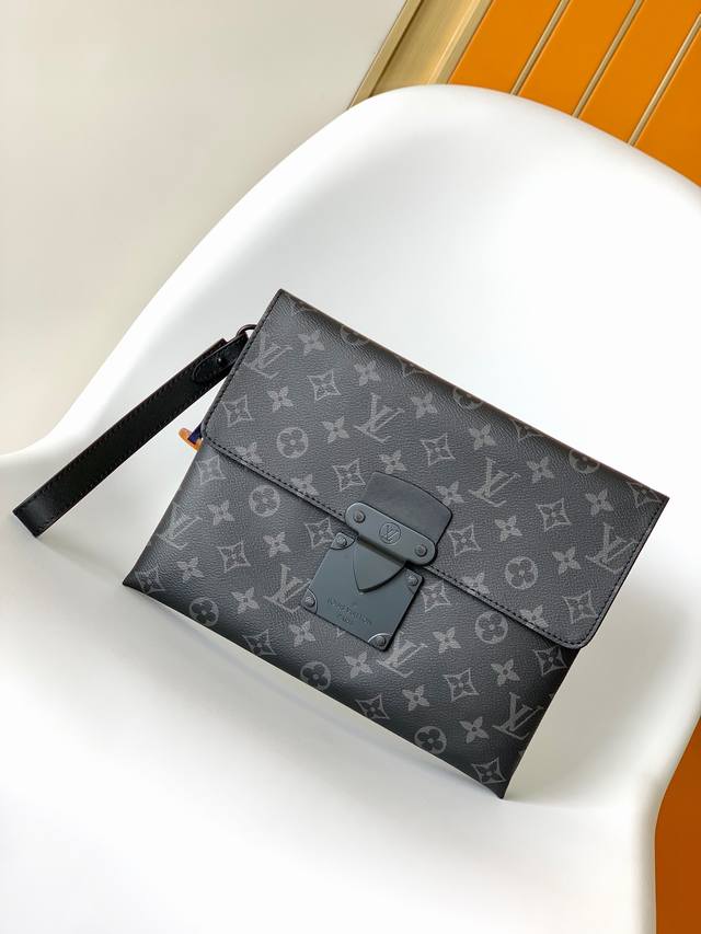 M82595 顶级原单Pochette S-Lock 手拿包选用 Monogram Eclipse 帆布和皮革饰边，以 S-Lock 磁扣回溯 Georges