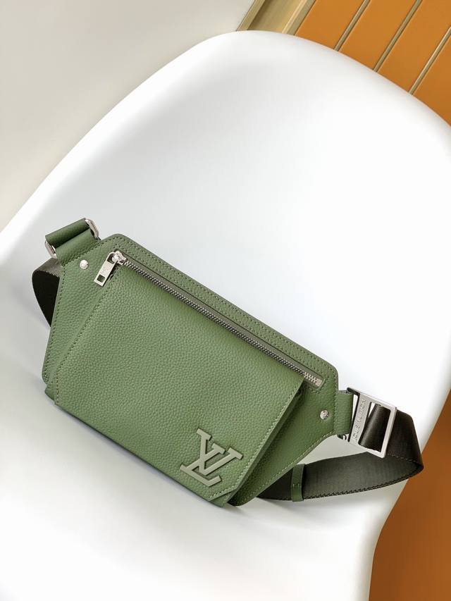 M57081黑色 M21364蓝色 M21364绿色独家原单 全新 Lv Aerogram 单肩包以细腻粒面牛皮革塑造极简设计，令潮流人士解放双手，搭配金属 L