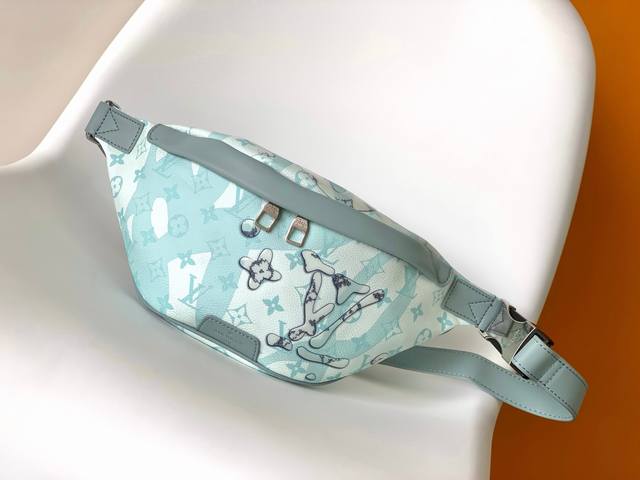 顶级原单 新款M22576 浅蓝色 男士胸包 Lv胸包，美丽的设计细节，采用拉链，方便取用，无论您的氛围如何，您都可以毫不费力地携带这款时尚腰包。内部饰有简约而