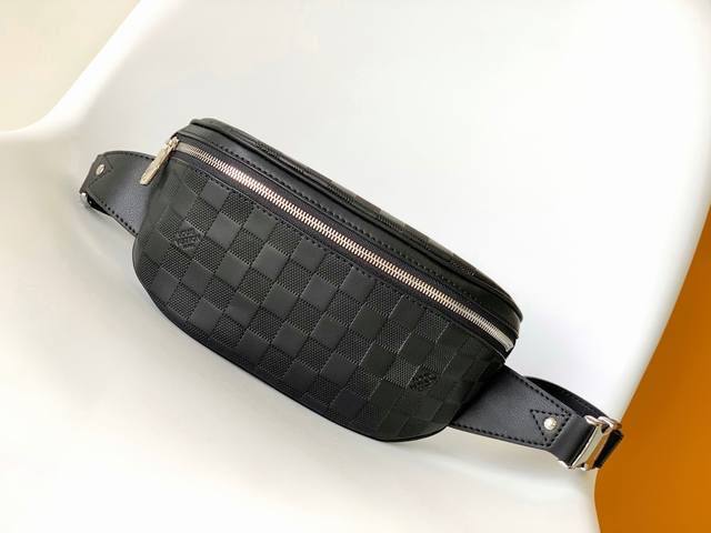 顶级原单 N40298压格 Campus 腰包 以 Damier Graphite 涂层帆布塑造紧凑构型,黑格黑皮男士腰包胸包 主隔层之外的拉链后袋亦可容纳手机 顶级原单 N40298压格 Campus 腰包 以 Damier Graphite 涂层帆布塑造紧凑构型,黑格黑皮男士腰包胸包 主隔层之外的拉链后袋亦可容纳手机