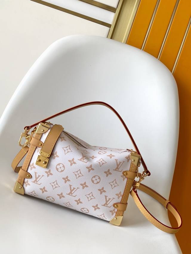 M26287 顶级原单 动态163 本款 Side Trunk 中号手袋为品牌经典 Monogram 帆布浸染柔和沙丘色调，再以牛皮革饰边营造视觉反差。耀目 S