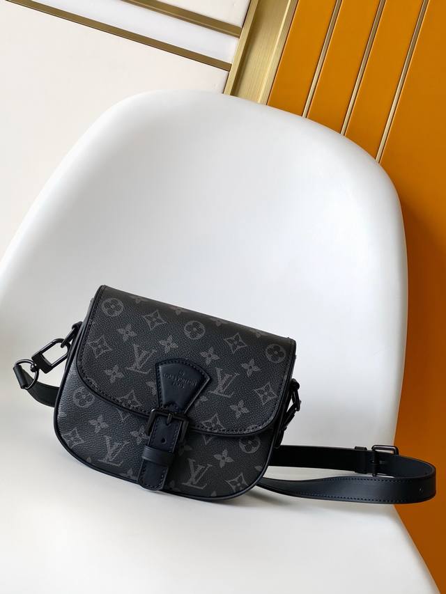 顶级原单M12519 M47060黑花本款 Montsouris 小号邮差包以 Monogram Macassar 涂层帆布营造充裕空间，成就日常随行佳选。复古