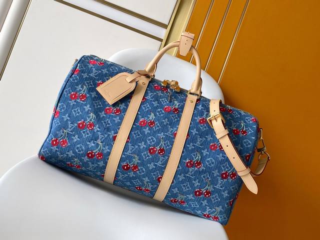 M13875牛仔樱桃 163C01动态芯片 本款 Keepall BandoulièRe 45 旅行袋出自路易威登 X 村上隆复刻系列，为Monogram 丹宁