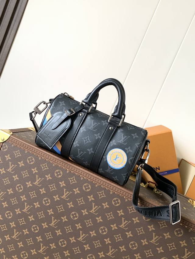 黑花丝印 顶级原单 变码芯片163C 男包枕头包 本款 Keepall 25 手袋 取材 Monogram Eclipse Reverse 帆布，展现路易威登经