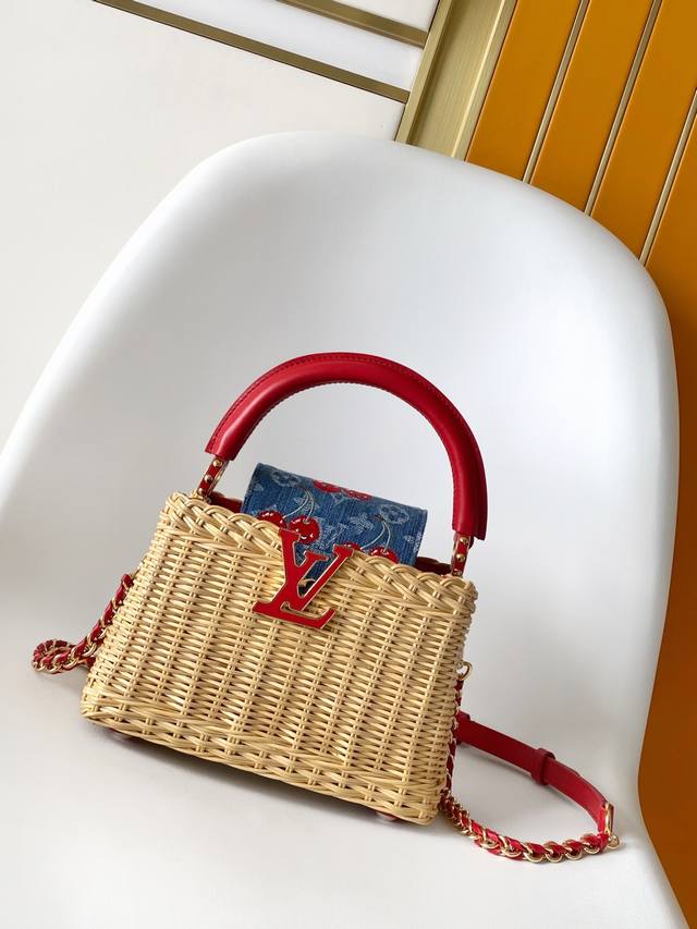 M14295 特级原厂 动态163 本款 Capucines 迷你手袋邂逅路易威登 X 村上隆复刻系列的瞩目细节，以清新元素烘托潮流格调。藤条包身与手柄、编织肩