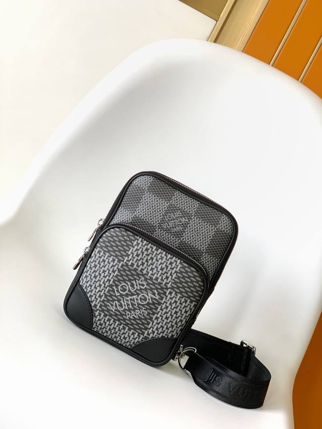 海外顶级原单N50012 N 7黑格 Nano Amazon 邮差包 取材 Damier Graphite 3D 帆布，讲述品牌传奇格纹的摩登焕新。利落构型囊括