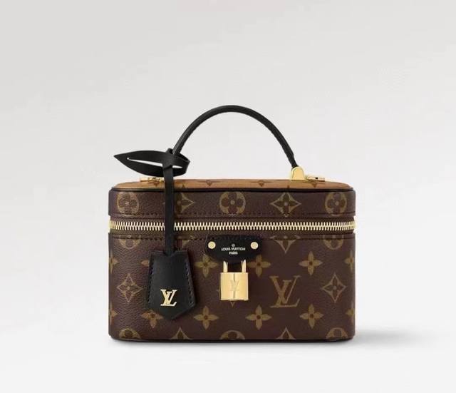 顶级原单 化妆盒子 实拍 M47125老花Vanity Chain Pouch 手袋向经典化妆箱汲取灵感，以Monogram 帆布诠释旅行精神。顶部手柄和可拆卸