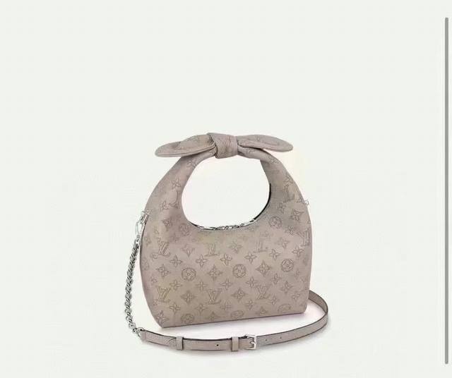 M20700米白 M20701杏色 M20703黑色 Why Knot 小号手袋选用路易威登标志性的 Monogram 镂花穿孔牛皮革，结合绳结形状手柄，流露温