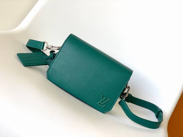 顶级原单 M82085老花 黑花 黑色全皮 82804亚麻兰82367藏青色 82281沥青灰顶级原单Flap 迷你手袋取材牛皮革，其裁剪边角的灵感源自 Lv