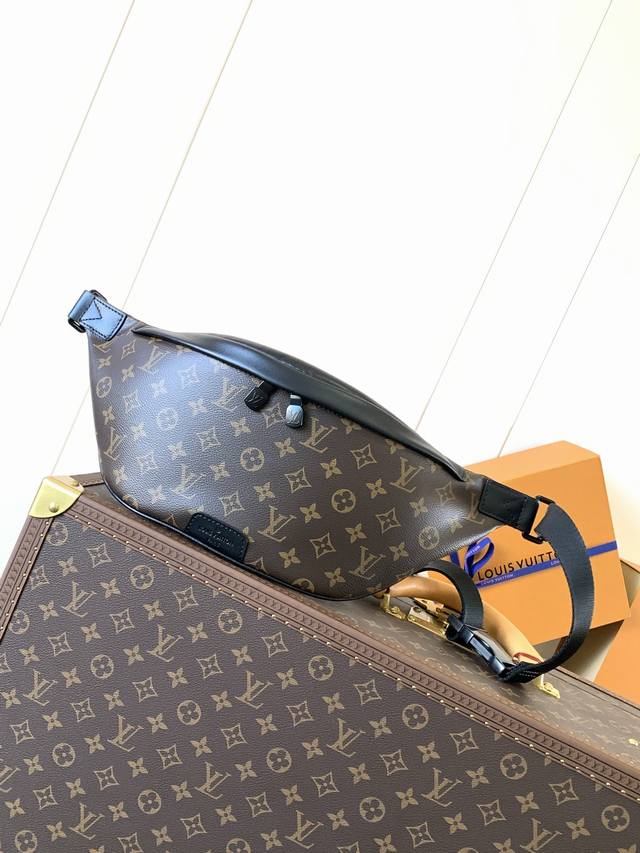 M44336老花 顶级原单 变码芯片 Discovery 腰包 胸包 此款Discovery腰包采用柔软的Monogram Shadow压纹小牛皮制成，迷人的复