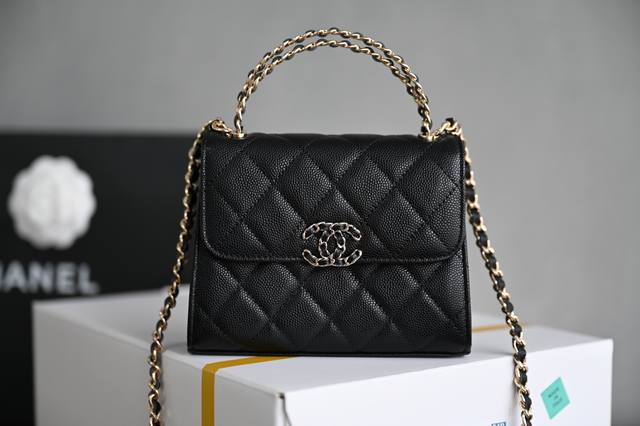 白金版正品级 包装如图现货发售皮穿链手柄手机包回归 ｜黑色级 中号这颗绝对是黑马第一眼看到就深深爱上颜值不必说 直接闭眼入不会错很好打理 也是百搭型实现了单背斜