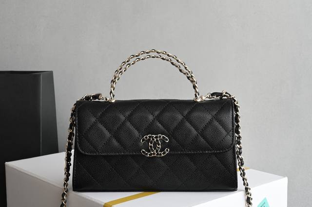 白金版正品级 包装如图现货发售皮穿链手柄手机包回归 ｜白色级 黑色这颗绝对是黑马第一眼看到就深深爱上颜值不必说 直接闭眼入不会错很好打理 也是百搭型实现了单背斜