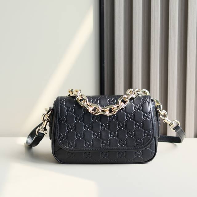 顶级原单 新品 2025秋冬系列, 全新Gg Emblem系列焕新诠释品牌的隽永优雅风范和精湛工艺。设计精心搭配链式肩带，并随附可调节牛皮革肩带。黑色Gg印花压