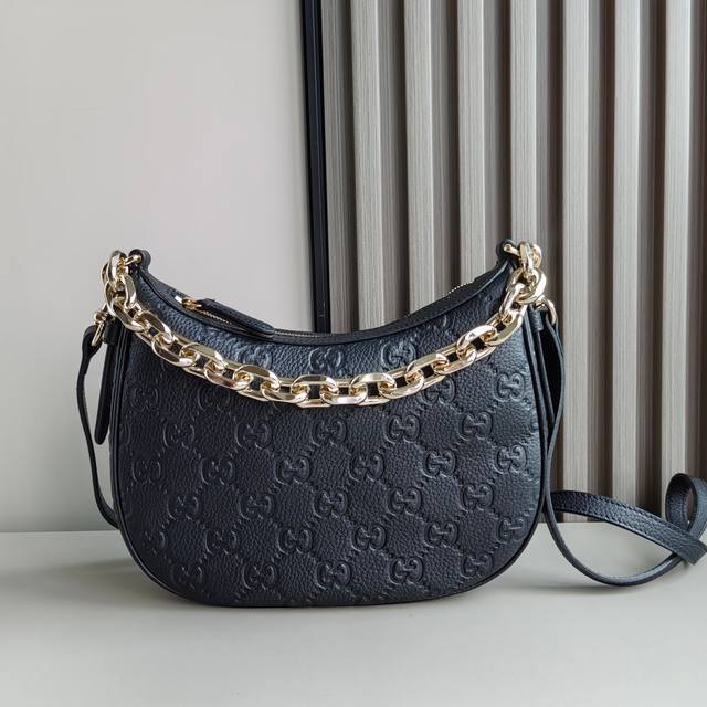 顶级原单 型号：815409 尺寸：25.5 20 5 Gg Emblem系列以创意设计和创新功能焕新诠释经典图案，匠心缔造未来数年的珍藏之选。这款小号半月形包