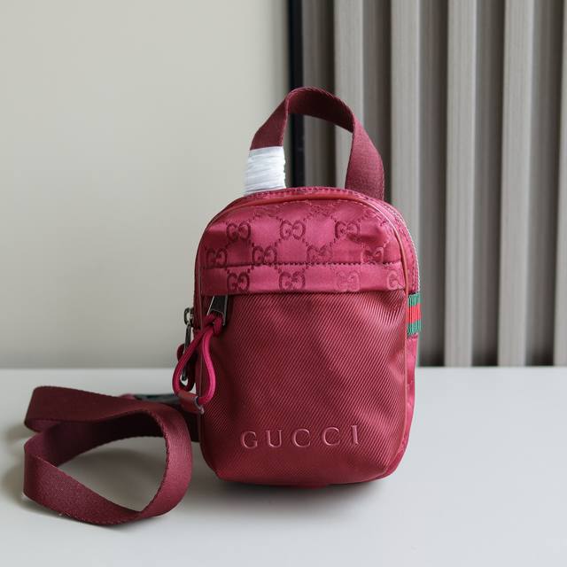 新品 轻盈耐用的Gg尼龙面料以全新功能和醒目色调焕新呈献。在这款单品上，该面料与同色调Gucci标识相映成辉，加之红绿织带细节，尽释别致韵调。安可拉红Gg尼龙红