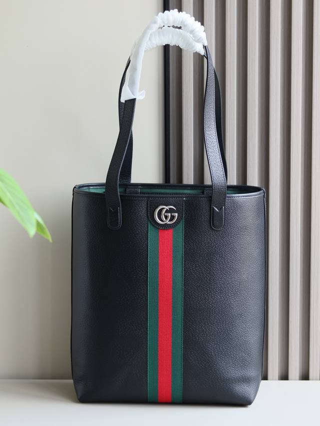 顶级原单 Ophidia系列匠心融蕴黑色，搭配经典廓形与全新功能，甄选触感柔软的织物打造。这款托特包以Gg字母交织图案涂层织物打造，匠心缀饰双G标识和织带细节。