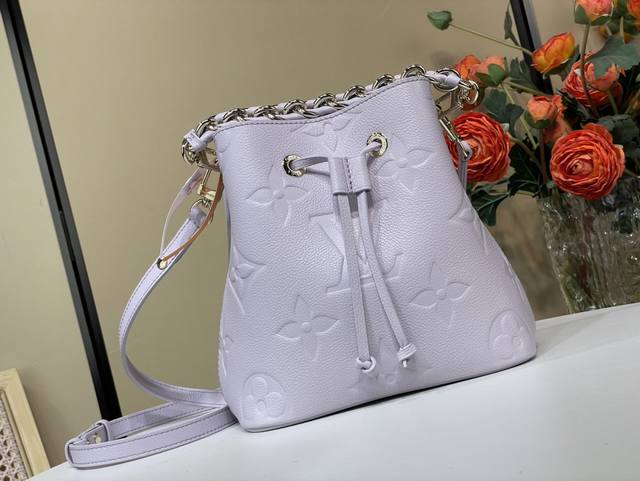 顶级原单复刻独家实拍 NéOnoé Bb 水桶手袋 M45709 25675 紫色 压花 本款 NéOnoé Bb 手袋以清雅风姿加入 Dream 系列，为 M