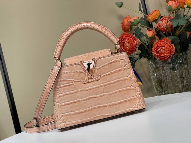 顶级原单复刻独家实拍 Capucines 迷你手袋 M93429 48865 橘色 鳄鱼纹 高贵的鳄鱼皮纹，奢华的山羊皮衬里，闪亮的金属饰件，特有的Capuci