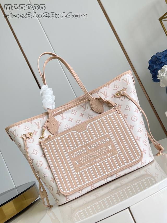 出厂价P 顶级原单 M25665 這款雙面設計的Neverfull Inside Out Mm是工作及週末出行的完美包款,其中一面採用Monogram Dune 出厂价P 顶级原单 M25665 這款雙面設計的Neverfull Inside Out Mm是工作及週末出行的完美包款,其中一面採用Monogram Dune