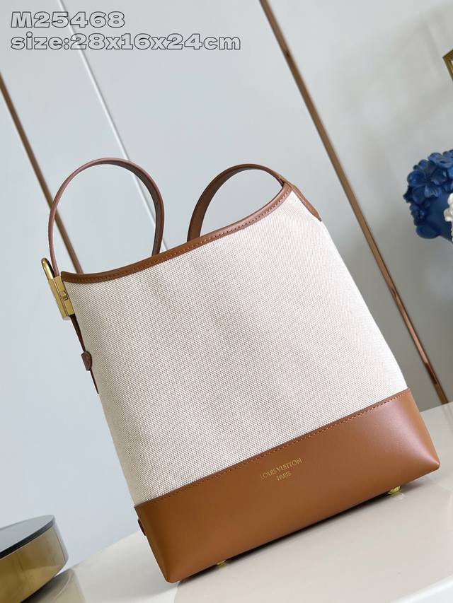 出厂价P 顶级原单 M25468 本款 Low Key Hobo 小号手袋糅合帆布和牛皮革，以肌理反差演绎新季优雅格调。做旧金属件和可拆卸 Monogram 拉