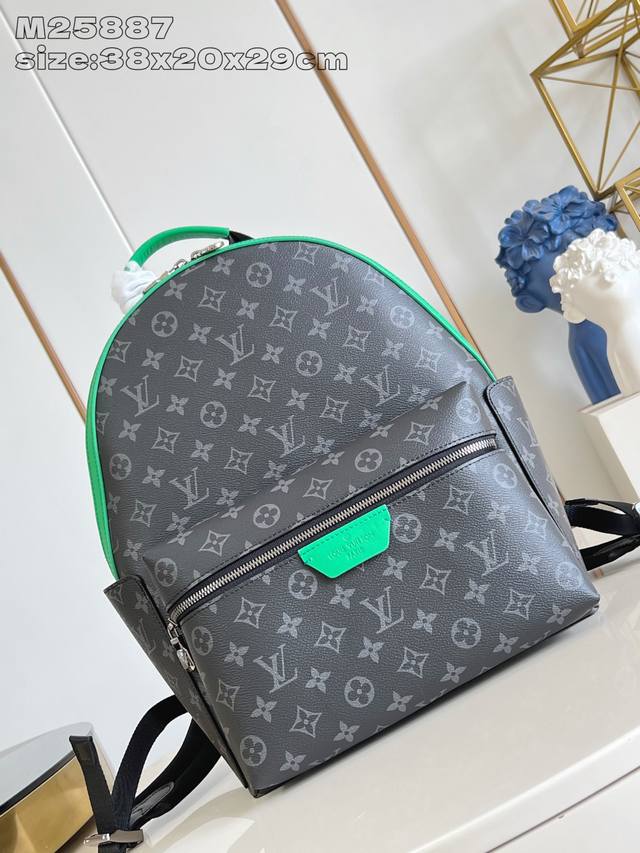 出厂价P 顶级原单 M25887 本款 Discovery 小号双肩包拼接 Monogram Eclipse 帆布和鲜明牛皮革，搭配彩色织物内衬，为经典设计注入