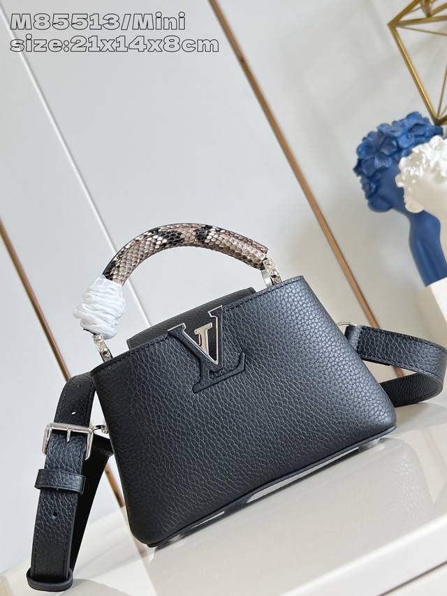出厂价P 顶级原单 M85513黑 迷你 本款 Capucines 迷你手袋取材深染 Taurillon 皮革，以雍容蟒蛇皮革包裹手柄、翻盖和 Lv 标识。无论