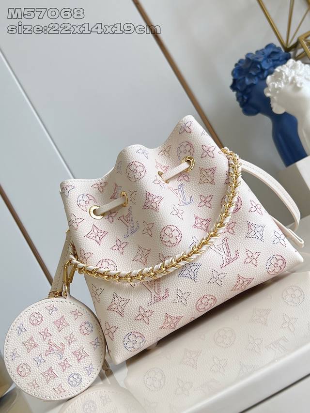 出厂价P 顶级原单 M57068草莓白丝印 M15114 本款 Bella 手袋出自 Dream 系列，以镂花皮革呈现 Monogram 穿孔图案，再借水彩效果