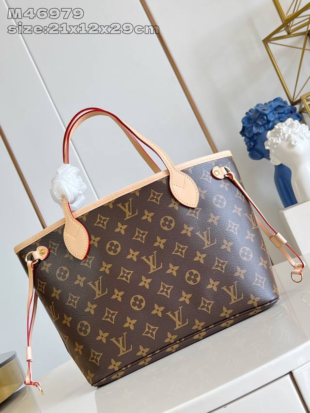 出厂价P 顶级原单 M46979 本款 Neverfull 小号托特包为 Monogram 涂层帆布勾勒牛皮革饰边，于宽敞构型融入缤纷织物内衬。两侧饰带无论束紧
